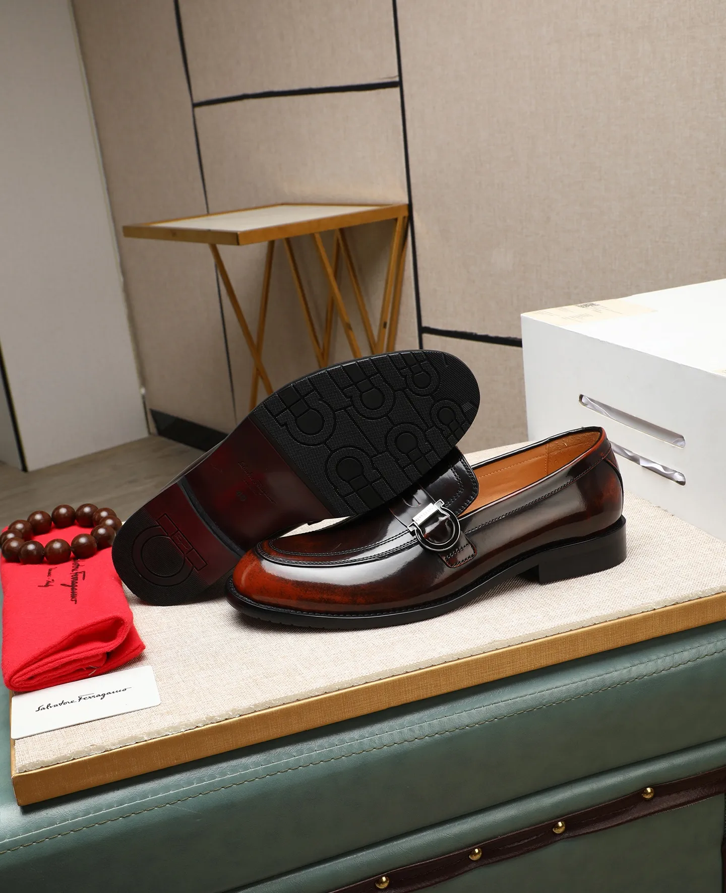 Men's shoes 💰560 📛📛(water-dyed cow lining) Salvatore Ferragamo high-end (Salvatore Ferragamo) is the world's top luxury footwear brand. It comes from the fashion kingdom of Italy. It is famous all over the world for its traditional handmade design and novel styles... 🚶🏻🚶🏻New suit shoes are available simultaneously at the counter. This model is made of pure handmade imported Italian calfskin fabric ➕soft water-dyed cowhide lining Original authentic outsole🌀🌀Size: 38➖44 (45 46 customized)